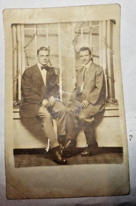 ANTIKE S/W RPPC ECHTFOTO POSTKARTE SCHWULES INTERESSE 2 MÄNNER KREUZEN DIE BEINE - Bild 1 von 2