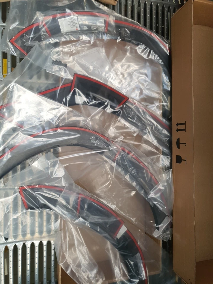 KIT 4 PARAFANGHI PASSARUOTA DACIA DUSTER II 8201698594 ACCESSORIO ORIGINALE - Immagine 1 di 2