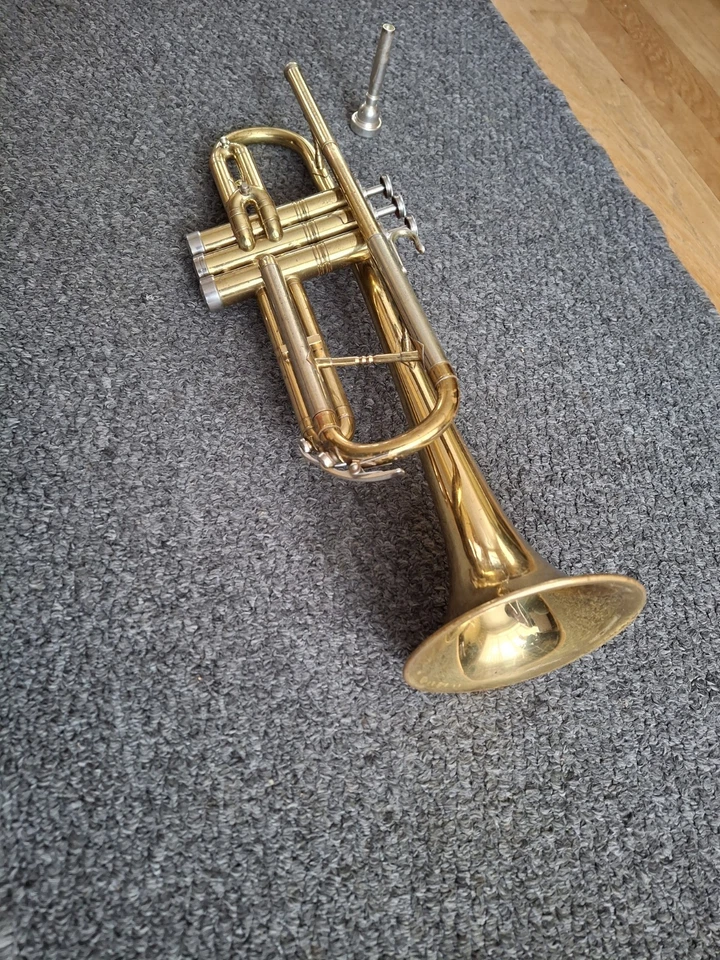 Trompeta Conn Director. Muy buen estado. ¡Listo para jugar! Foto 1 de 4