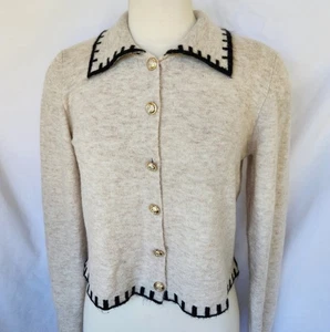 Strickjacke mit Fadenblättern und Kontrastborte Kragen goldene Knöpfe weich Größe M - Bild 1 von 10