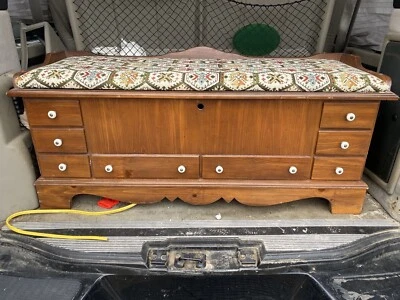 Mueble de carril raro Love Chest Foto 1 de 4