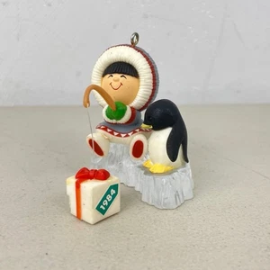 Vintage Adorno de Navidad Frosty Friends Pingüino Niña Pesca 1984 Sello - Imagen 1 de 4