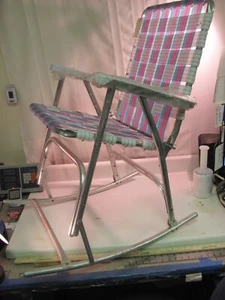 VINTAGE ALUMINIUM KLAPPBARER SCHAUKELSTUHL RASENSTUHL rot weiß blau Gurtband KUNSTSTOFFARME - Bild 1 von 17