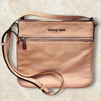 MICHAEL KORS RILEY BANDOLERA PEQUEÑA ROSA PÁLIDO Foto 1 de 4