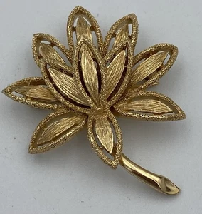 Vintage Signed AVON Pin Brooch Gold Tone Lotus Flower - Picture 1 of 5