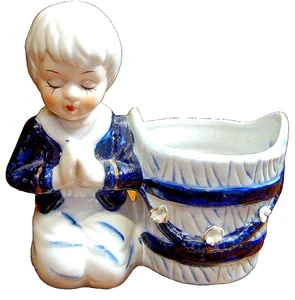 Figur Delfter blau/weiß Keramik Porzellan ~ kleiner Junge betend & Fass Vase 759 - Bild 1 von 5