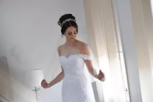 White wedding dress size 10 - Beading, Crystals and lace - 1.5m scallop train - Picture 1 of 5