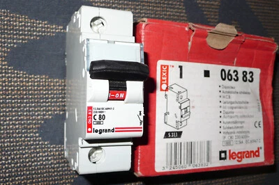DISJONCTEUR MODULAIRE UNIPOLAIRE 80A, COURBE C, 80AMPERES LEGRAND 06383 PC12,5KA - Photo 1/3