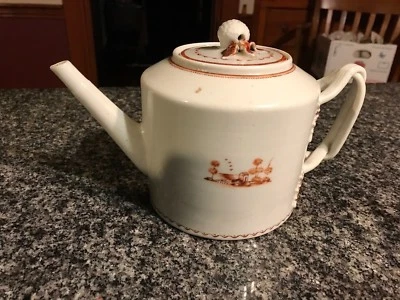 HERMOSA TETERA DE PORCELANA DE EXPORTACIÓN CHINA DE FINALES DEL SIGLO XVIII, PRINCIPIOS DEL SIGLO XIX, EXHIBICIÓN  Foto 1 de 4