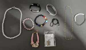 Restposten BOX 20 Stück Modeschmuck Konvolut Halsketten Armbänder - Bild 1 von 1