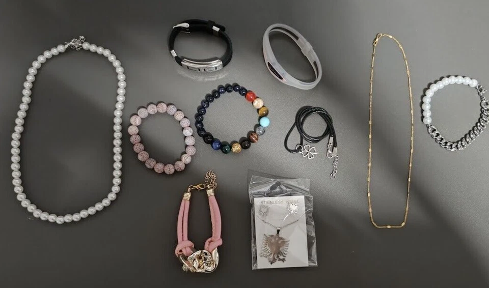 Restposten BOX 30 Stück Modeschmuck Konvolut Halsketten Armbänder - Bild 1 von 1