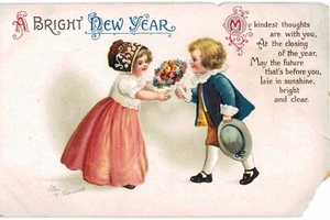 Clapsaddle Capodanno Vestito Fantasia Ragazzo DONA FIORI ALLA RAGAZZA in rilievo COSÌ COM'È 1910 - Foto 1 di 2