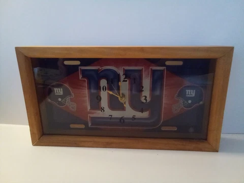 NEW YORK GIANTS OAK WOOD AND GLASS CLOCK Cover