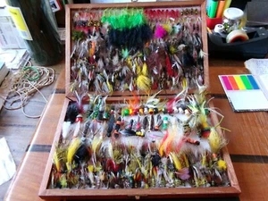 boite à mouche pleine de 400 mouches artisanales et de 40 streamers neufs. - Photo 1/9