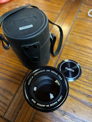 Lente KONICA Hexanon AR montura 135 mm f/3,5 MF capucha incorporada y estuche como nuevo- Foto 1 de 4