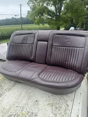 Asiento trasero Cadillac Brougham/Fleetwood 1980 a 1992 (borgoña oscura/color ciruela) Foto 1 de 4