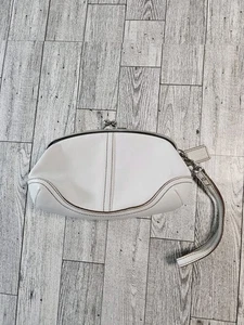 COACH Soho Kisslock Off White Leather Framed Wristlet Clutch Purse Cosmetic Case - Picture 1 of 7