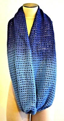 Bufanda de mujer BCBG Generation azul noche talla única Infinity Loop Foto 1 de 4