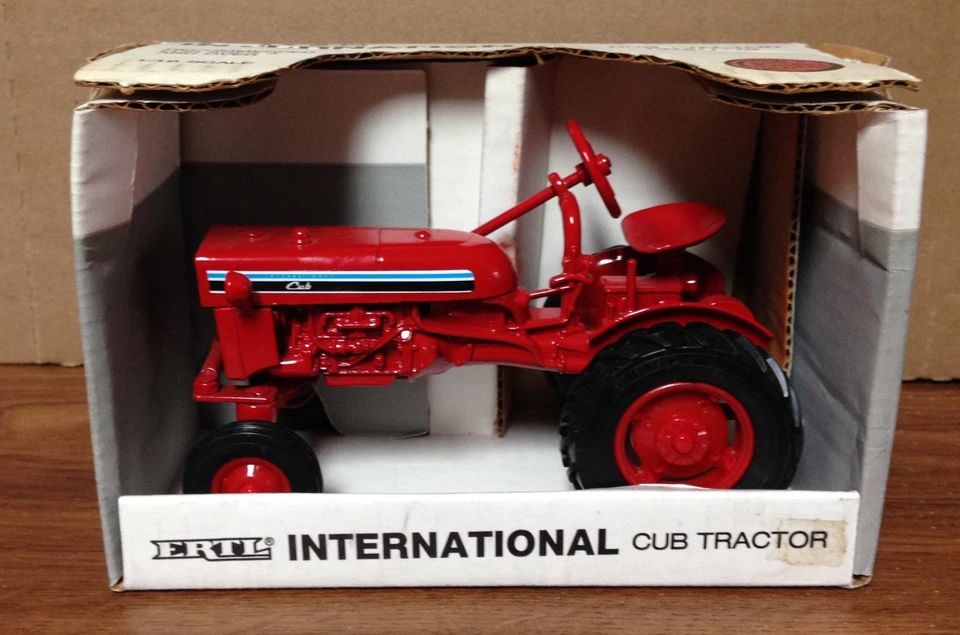 Ertl International Cub Tractor 1976-1979 Diecast 1 16