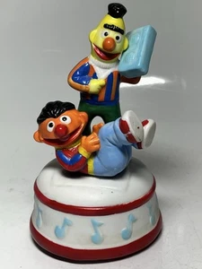 Caja de música giratoria de colección Sesame Street Bert & Ernie reproduce el tema de Sesame Street - Imagen 1 de 12