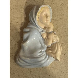 Colgante de pared de bisque pintado a mano de Virgen y Niño - Imagen 1 de 5