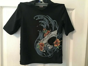 Camiseta Black Shark Surfer Cherokee Sz S (6-7) Chicos - Imagen 1 de 5