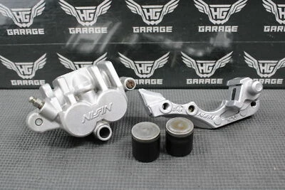 1995 HONDA CR250R OEM NISSIN PINÇA DE FREIO DIANTEIRO E SUPORTE 45150-MAC-681 BOM - Imagem 1 de 4