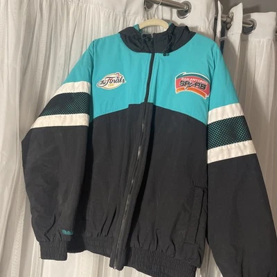 Chaqueta de peso pesado Mitchell & Ness San Antonio Spurs NBA Team Prospect negra 07 Foto 1 de 4