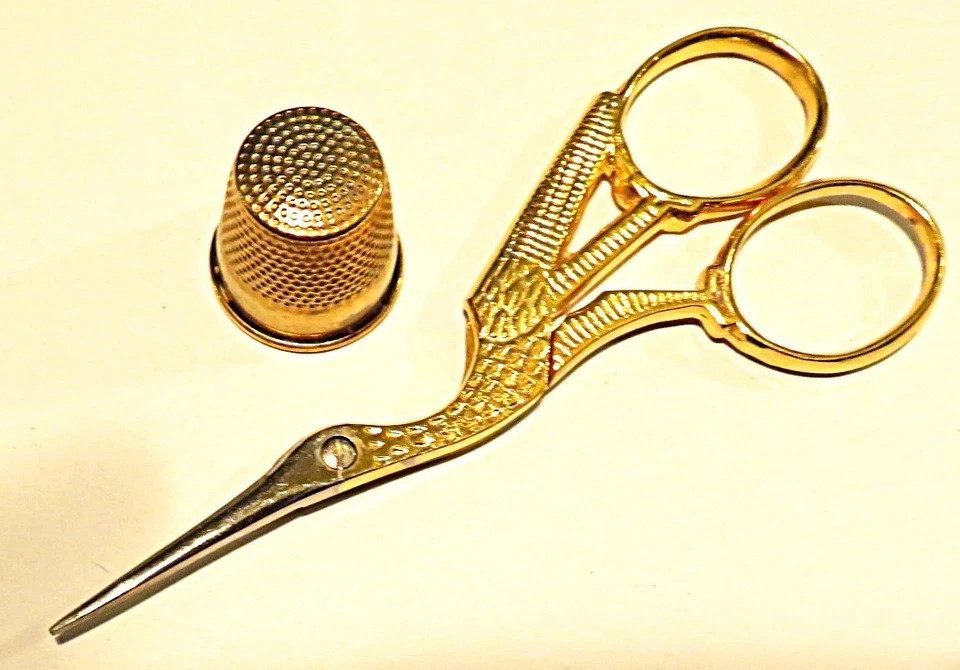 Set "Stickschere/Storchschere, HKW gepunzt + Fingerhut, beide Stahl vergoldet" - Bild 1 von 4