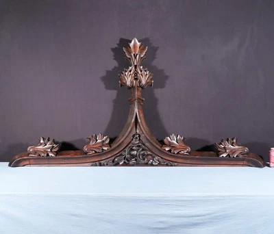 Antiguo escudo/pedimento renacimiento gótico francés de 66" de ancho en madera maciza de nogal y roble Foto 1 de 4