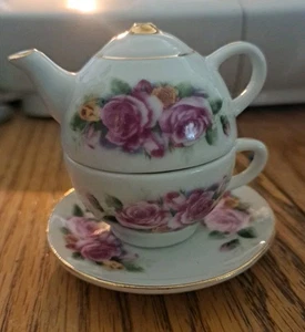 Unmarkiert Rosen Miniatur Teekanne Tasse und Untertasse, Salz und Pfefferstreuer Set. - Bild 1 von 4