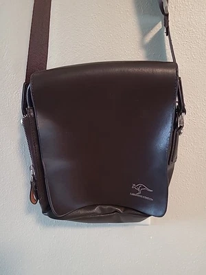 Bolso de hombro mensajero de cuero marrón marca Kangaroo Kingdom para hombre M261 Foto 1 de 4