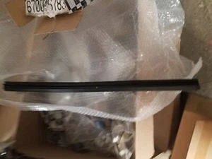 GENUINE NEW MASERATI GHIBLI LEFT REAR INTERIOR WEATHER STRIP 670006783 - Picture 1 of 2