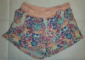 Pantaloncini corti casual da bambina Derek cuore grandi lounge orlo all'uncinetto motivo geometrico - Foto 1 di 9