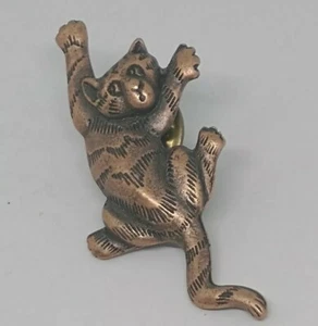 JJ Cat Hang In There Pin Climbing 1988 Antique Brass Tone Pewter Brooch Lapel  - Picture 1 of 10