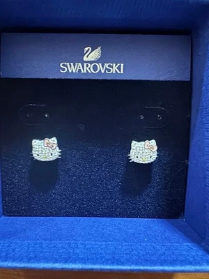 Orecchini Hello Kitty cristallo Swarovski quadrato 1 cm nuovi senza scatola - Immagine 1 di 4