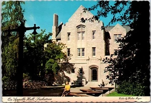 Postcard Saskatoon SK University of Saskatchewan Qu'Appelle Hall Voyageur Place - Picture 1 of 2