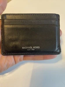 Portatarjetas Michael Kors de cuero negro con tarjeta de identificación  - Imagen 1 de 15