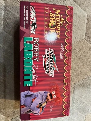 NASCAR 1:24 Diecast BOBBY LABONTE #18 BATERÍAS INTERESTATALES/Muppets 25 Aniversarios Foto 1 de 4