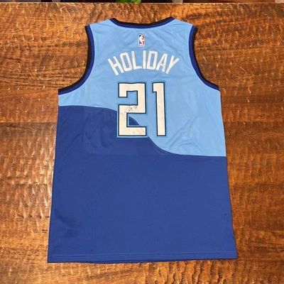 Camiseta deportiva firmada por Jrue Holiday de los Milwaukee Bucks PSA ADN autografiada Foto 1 de 4