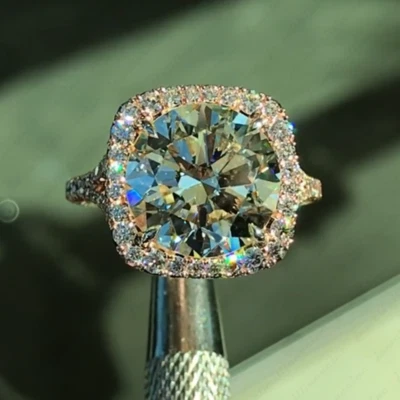 Anillo de compromiso halo cojín moissanita corte redondo 4,48 TCW enchapado en oro rosa de 14K Foto 1 de 4
