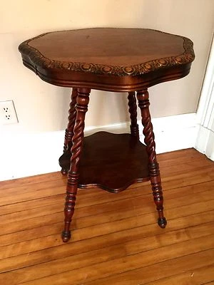 Antigua mesa auxiliar redonda con estante Foto 1 de 4