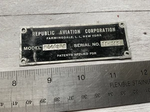 PLACA DE IDENTIFICACIÓN ORIGINAL DE DATOS DE AVIONES F-84 DE FÁBRICA DE LA REPÚBLICA DE LA ERA DE LA GUERRA DE COREA - Imagen 1 de 2