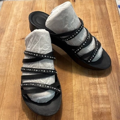 Sandalia FitFlop Banda Lumy negra con tachuelas de cuero con tiras talla 9 Foto 1 de 4