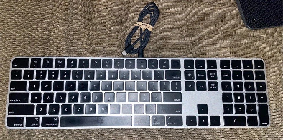 Apple Magic Keyboard A2520 Touch ID y teclado numérico para modelos Mac  Foto 1 de 4
