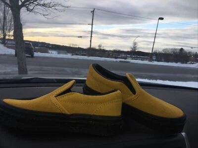 Zapato Vans de gamuza dorada sin cordones para niños talla 11. Nuevo Foto 1 de 4