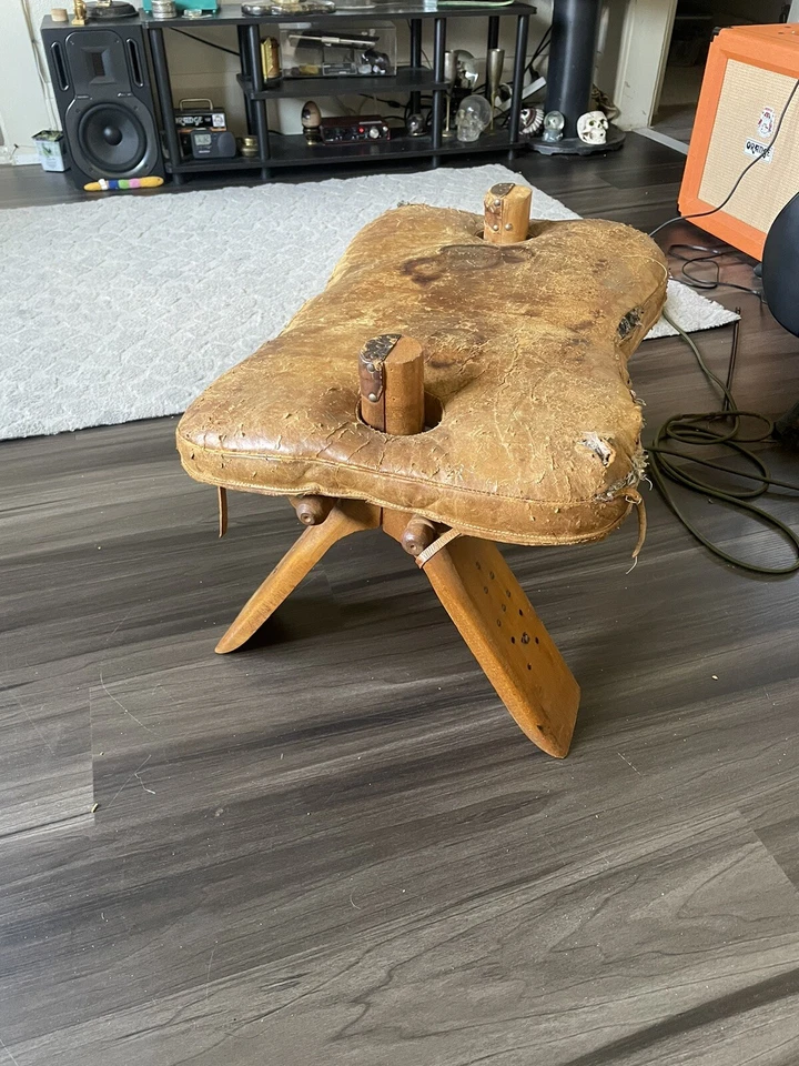 Antigo escabelo de couro camelo costurado antigo todo original cada coisa - Imagem 1 de 4