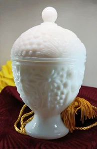 Vintage Avon weiß Milchglas Standfuß Kompott Bonboniere mit Deckel Blumen - Bild 1 von 8