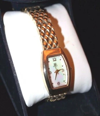 Reloj pulsera Jaclyn Smith cuadrado-ovalado tono dorado para dama Foto 1 de 2