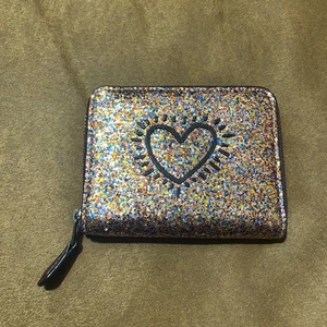 Cartera Coach X Keith Haring para mujer pequeña multicolor brillo cremallera alrededor del corazón - Imagen 1 de 10